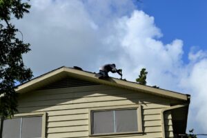 Vous trouverez ci-dessous sept conseils simples d'entretien du toit pour assurer un toit sain aussi longtemps que possible :