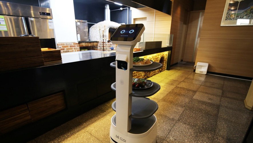 4 bonnes raisons d’investir dans un robot serveur pour la restauration